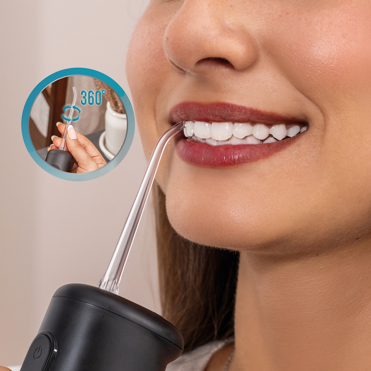 Mujer usando un irrigador bucal negro en sus dientes. Una imagen muestra la boquilla girando 360 grados.
