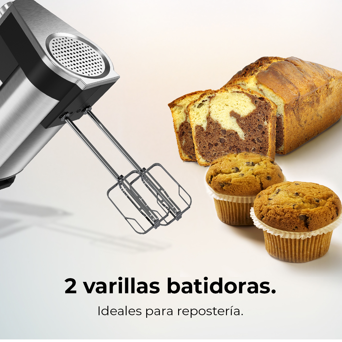 Una batidora eléctrica con dos batidores, junto a pastel de mármol en rodajas y dos magdalenas. Ideal para hornear.