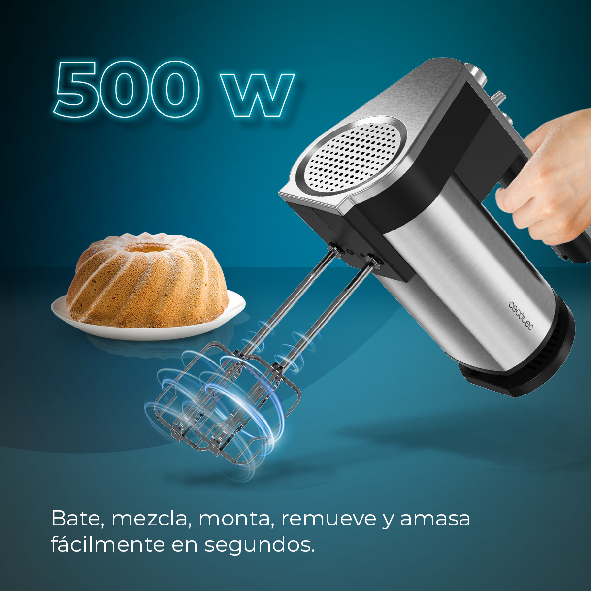 Una mano sosteniendo una batidora plateada y negra con batidores. Un pastel en un plato. Texto brillante de 500W en el fondo.