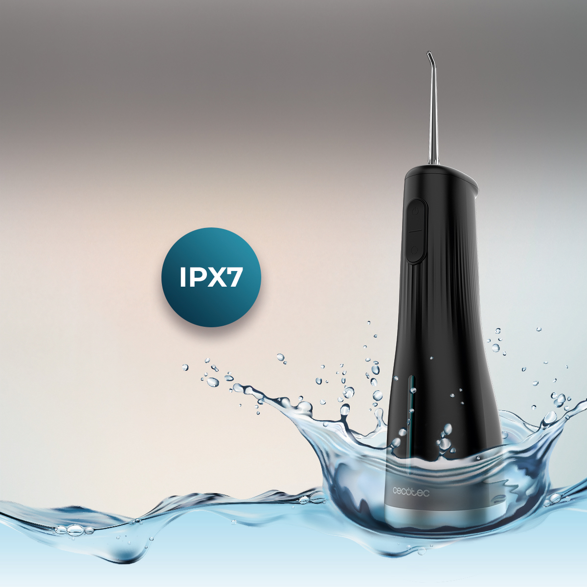 Irrigador bucal negro y plateado en salpicaduras de agua. Un círculo azul con la etiqueta IPX7 está a la izquierda. Fondo blanco.