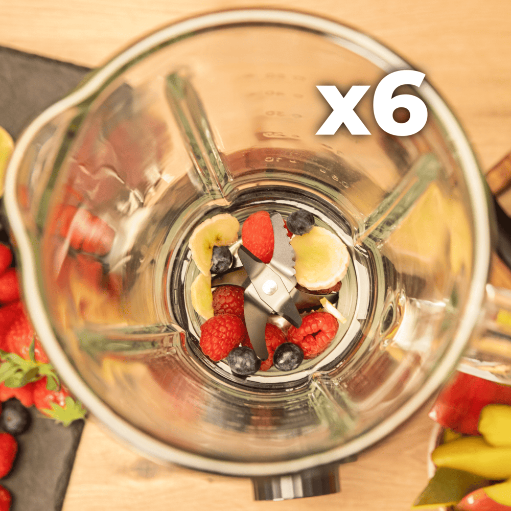 Una licuadora llena de frutas (frambuesas, fresas, arándanos, plátano) y la palabra 'x6'.