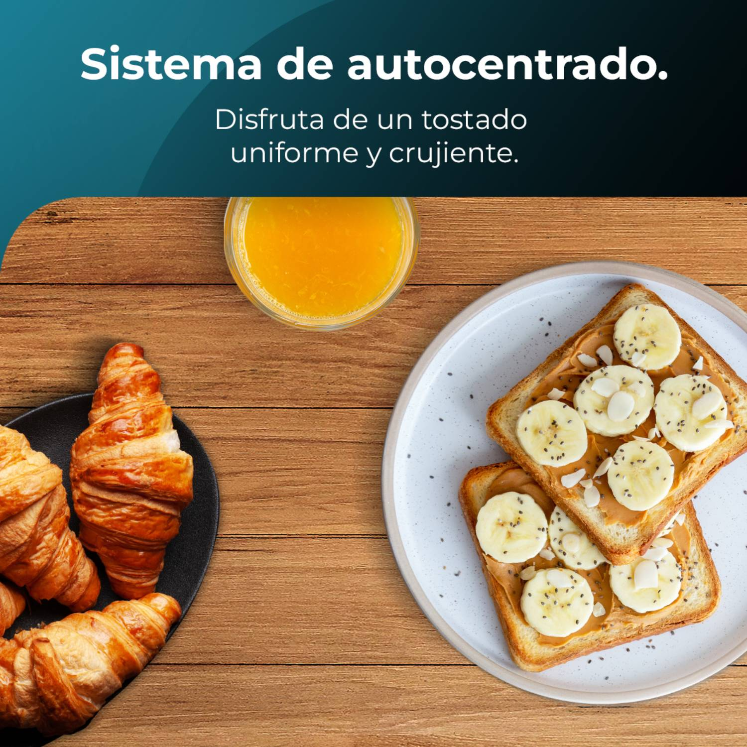 Tostadas con plátano y mantequilla de maní, cruasanes en un plato y jugo de naranja sobre una mesa de madera.