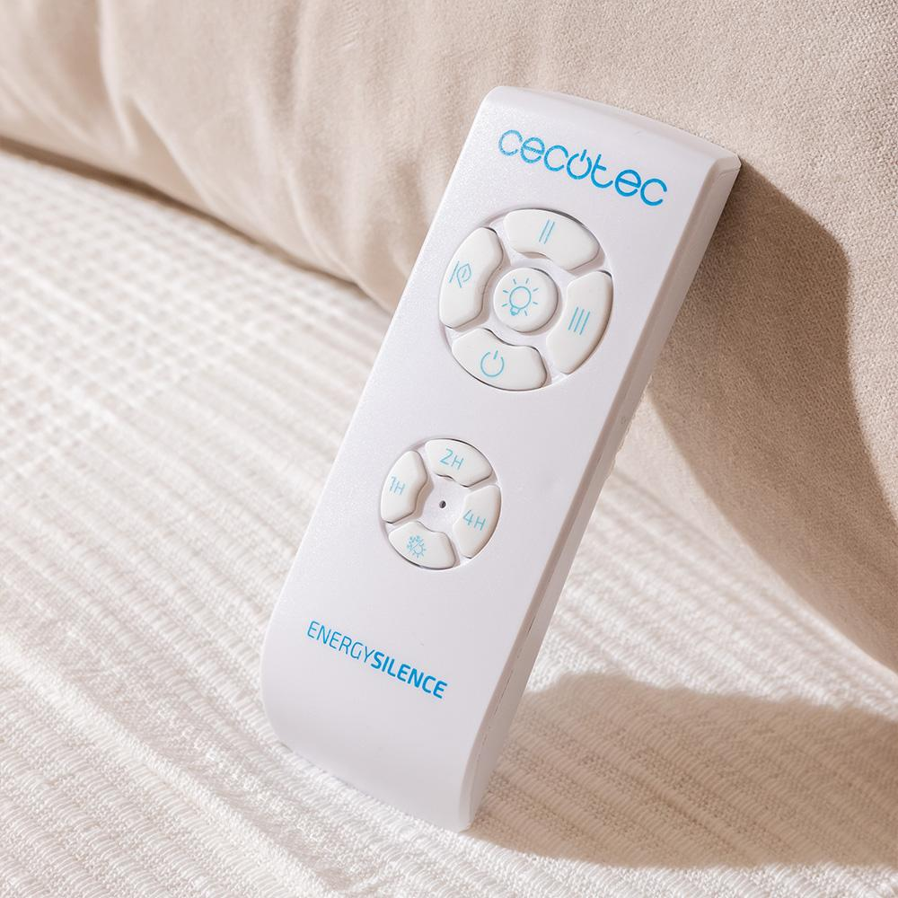 Un mando a distancia blanco con botones y texto azules, apoyado sobre una tela blanca. El mando está etiquetado como 'ENERGYSILENCE' y 'cecotec'.