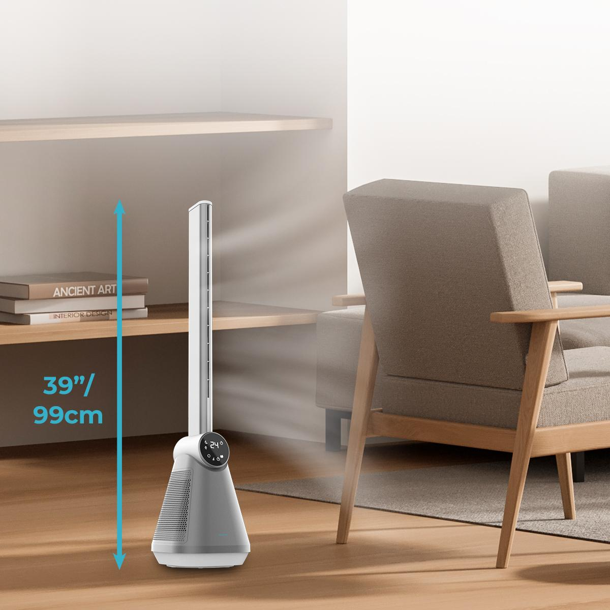 Un moderno ventilador de torre gris se alza en una sala de estar. Un sofá y estanterías en el fondo.