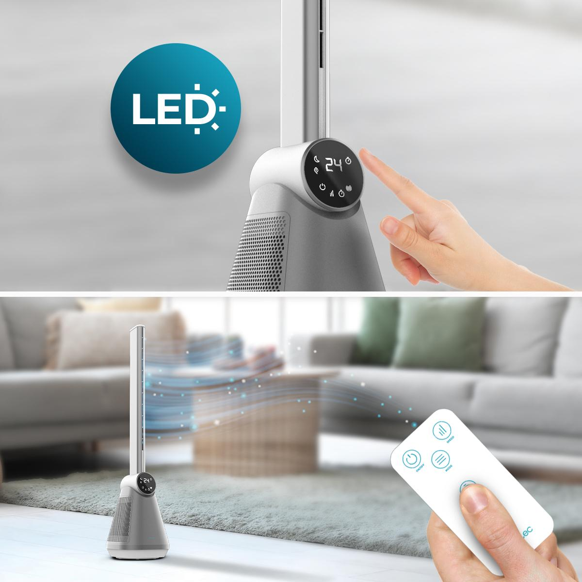 Una mano toca la pantalla digital del ventilador. El ventilador está cerca de un sofá y una persona sostiene un mando a distancia. El ventilador tiene una luz LED.