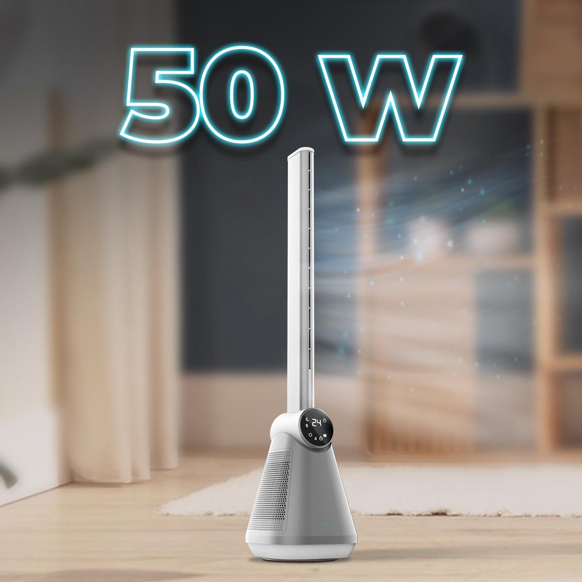 Un ventilador de torre blanco y gris con pantalla digital, con las palabras '50W' encima. El fondo sugiere un salón.