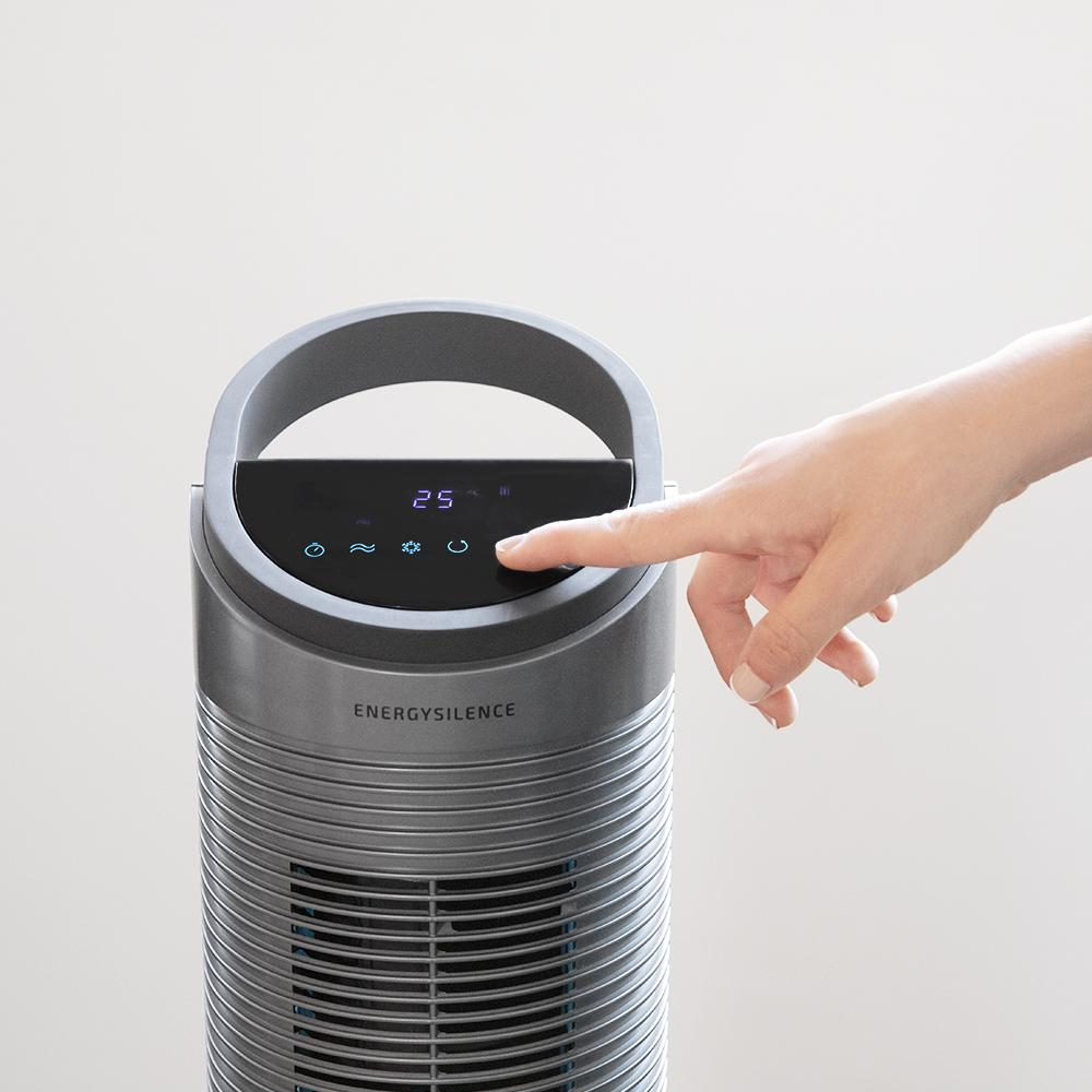 Una mano toca un botón en un ventilador gris. El ventilador muestra '25' y la palabra 'ENERGYSILENCE'.