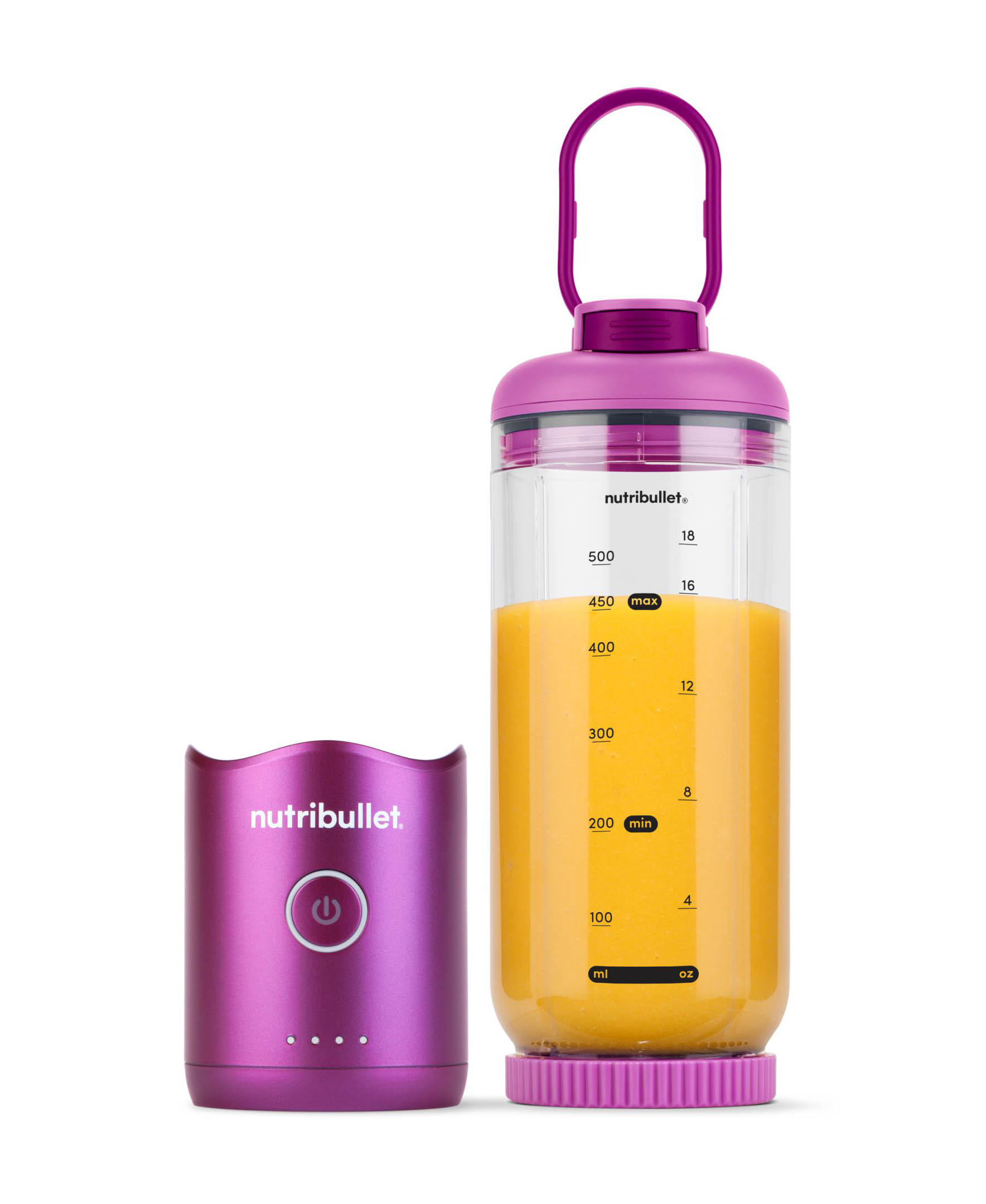 Ein lila Nutribullet-Mixer mit Griff, gefüllt mit orangefarbener Flüssigkeit, neben seiner Basis.