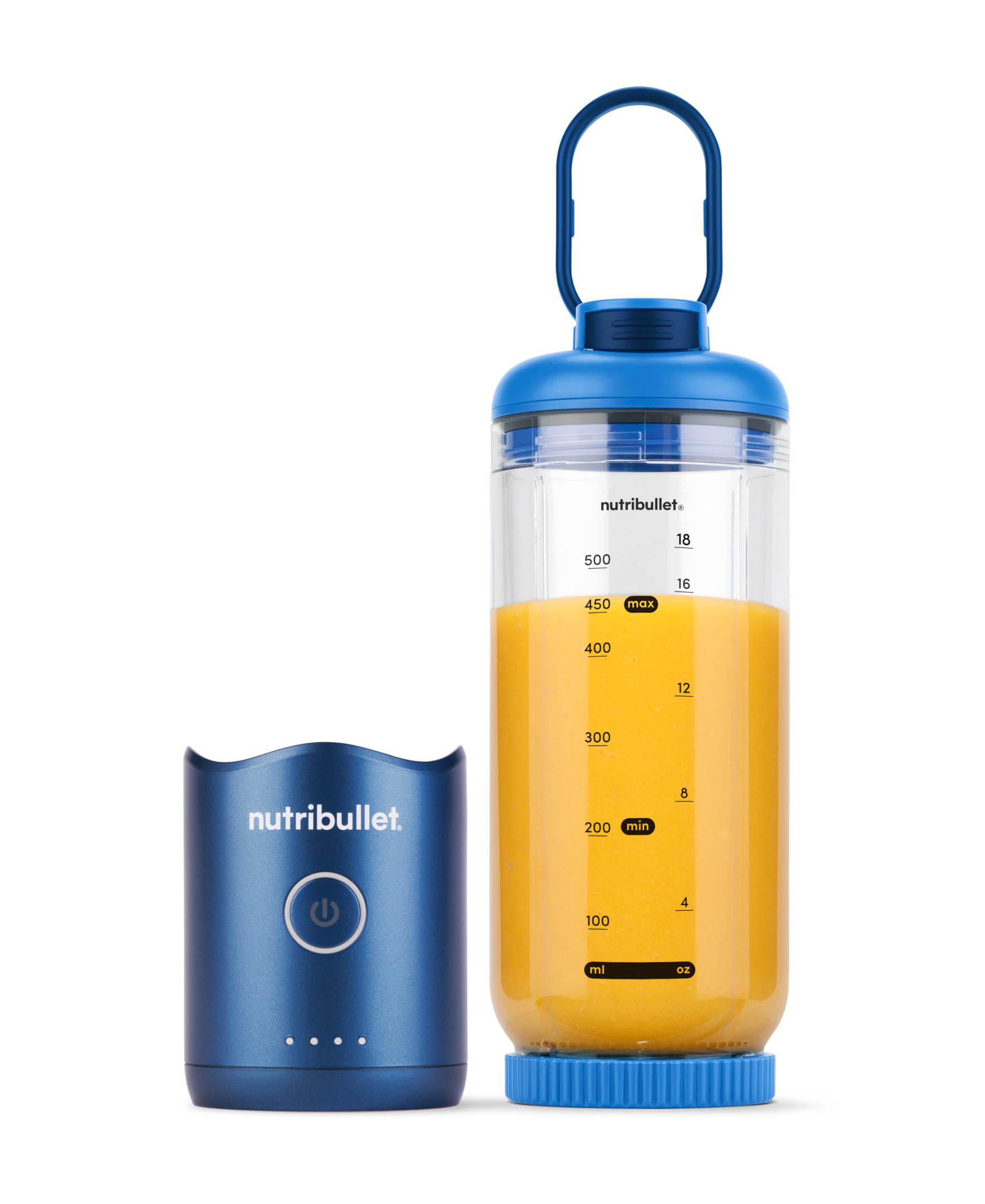 Ein blauer Nutribullet-Mixer mit einem gefüllten Becher mit orangener Flüssigkeit. Der Mixer steht neben der Motorbasis.