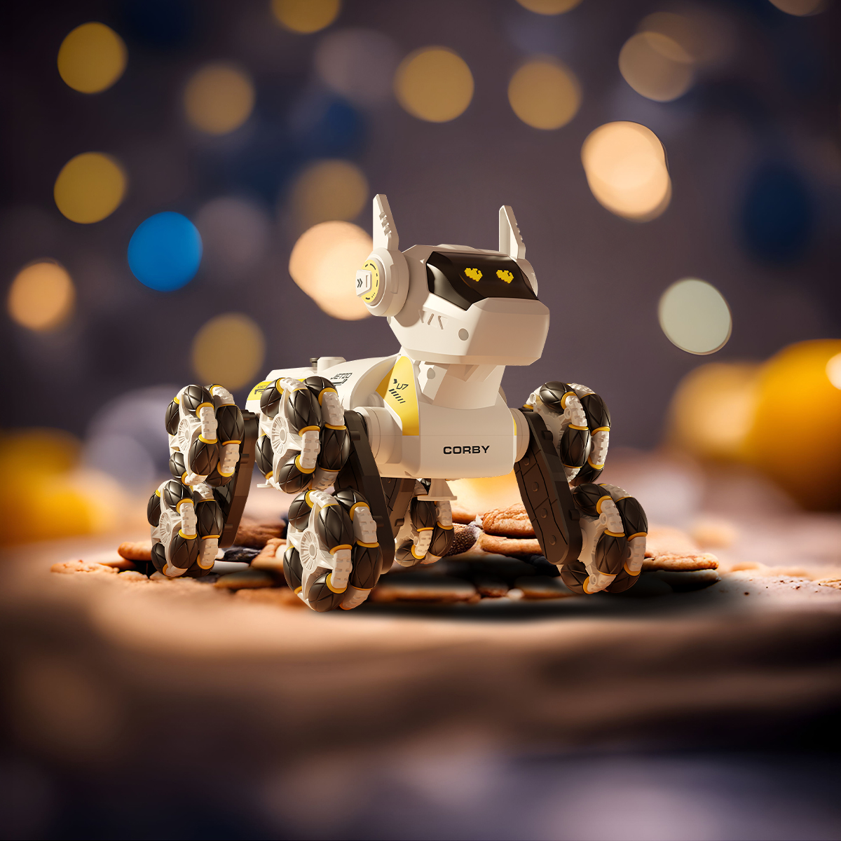 Siyah tekerlekli beyaz ve sarı robot köpek oyuncağı krakerlerin üzerinde duruyor. Arka plan sarı ve mavi bokeh ışıklarıyla bulanık.