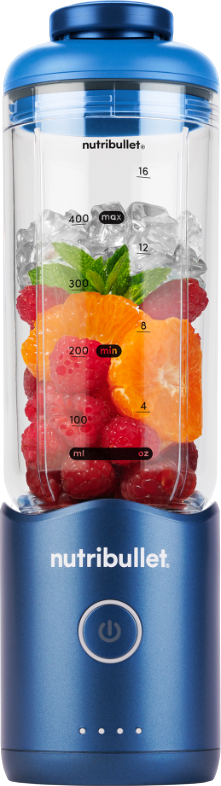 Ein blauer Nutribullet-Mixer gefüllt mit Eis, Himbeeren, einer Orangenscheibe und Minzblättern. Die Basis hat einen Ein- / Ausschalter.
