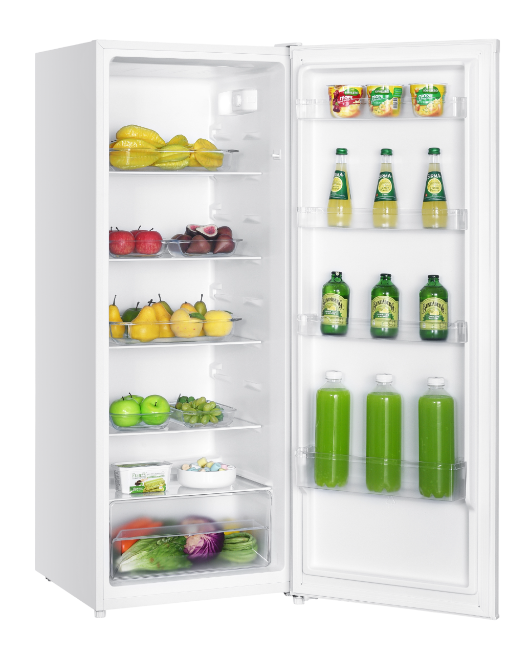 Offener Kühlschrank mit Früchten, Getränken und Snacks. Sternfrucht, Äpfel, Birnen und grüner Saft sind sichtbar.