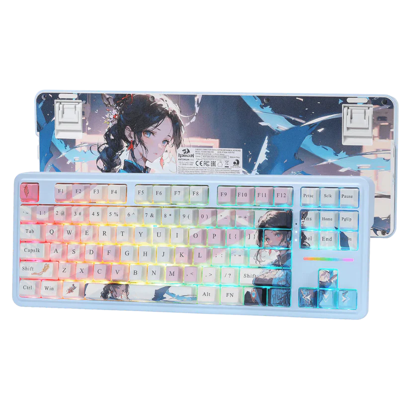 Jasnoniebieska klawiatura mechaniczna z motywem anime. Tło przedstawia pasujący wzór. Klawisze są podświetlone.