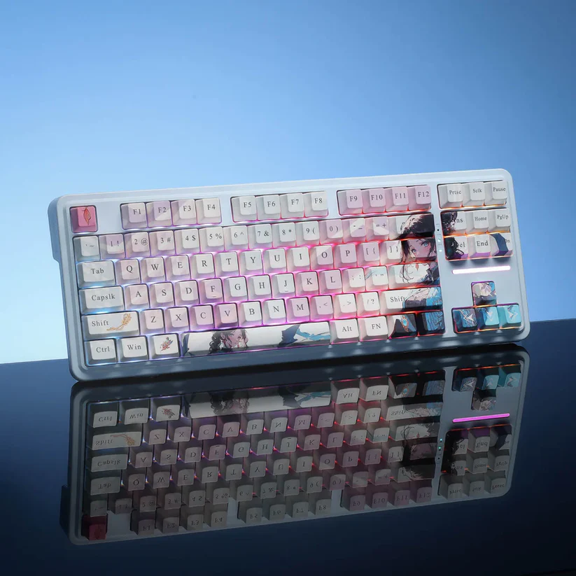 Biała klawiatura mechaniczna z niestandardowymi nakładkami z grafiką anime, odbita na błyszczącej powierzchni.