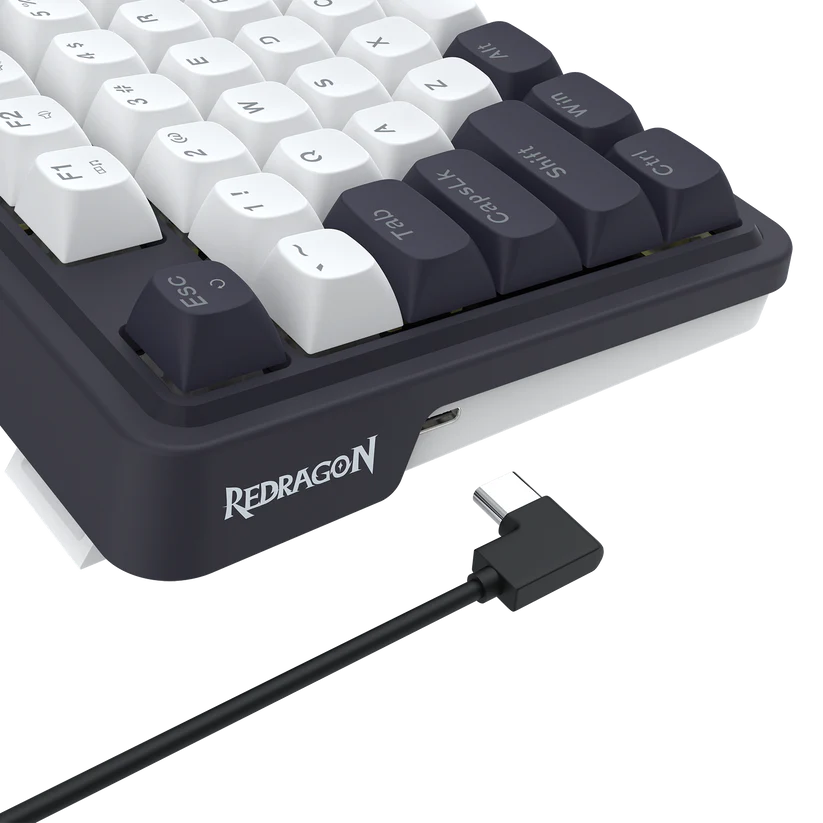 Zbliżenie czarno-białej klawiatury z kablem USB-C. Widoczna jest nazwa marki REDRAGON.