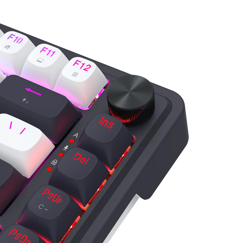 Zbliżenie klawiatury z białymi i czarnymi klawiszami. Widoczne metalowe pokrętło i czerwono podświetlane klawisze. Klawisze są oznaczone.