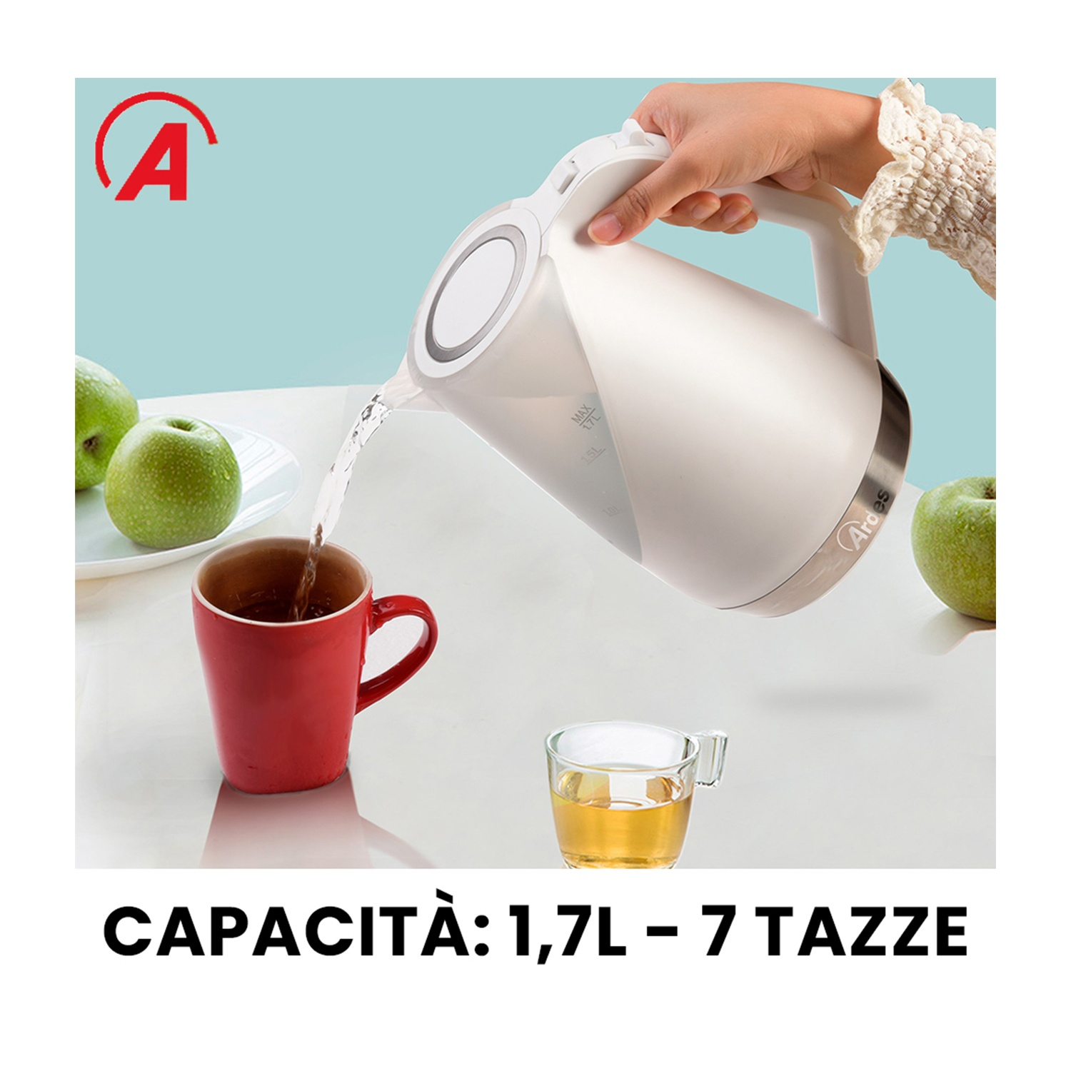 Un bollitore bianco versa acqua in una tazza rossa. Mele e un bicchiere di tè sono sul tavolo. Testo: CAPACITÀ: 1,7L - 7 TAZZE.
