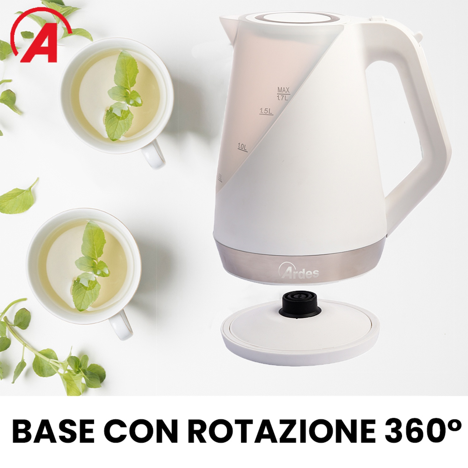 Un bollitore elettrico bianco con due tazze di tè con foglie di menta su una superficie bianca. Testo: BASE CON ROTAZIONE 360°.