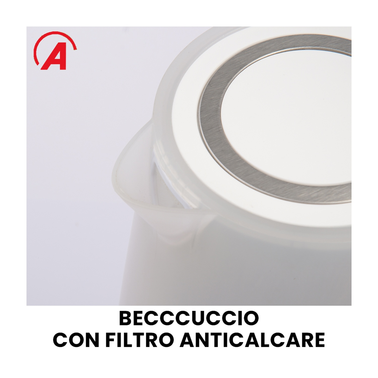 Primo piano di un bollitore elettrico bianco con coperchio trasparente e anello argentato. Il bollitore è su sfondo bianco.