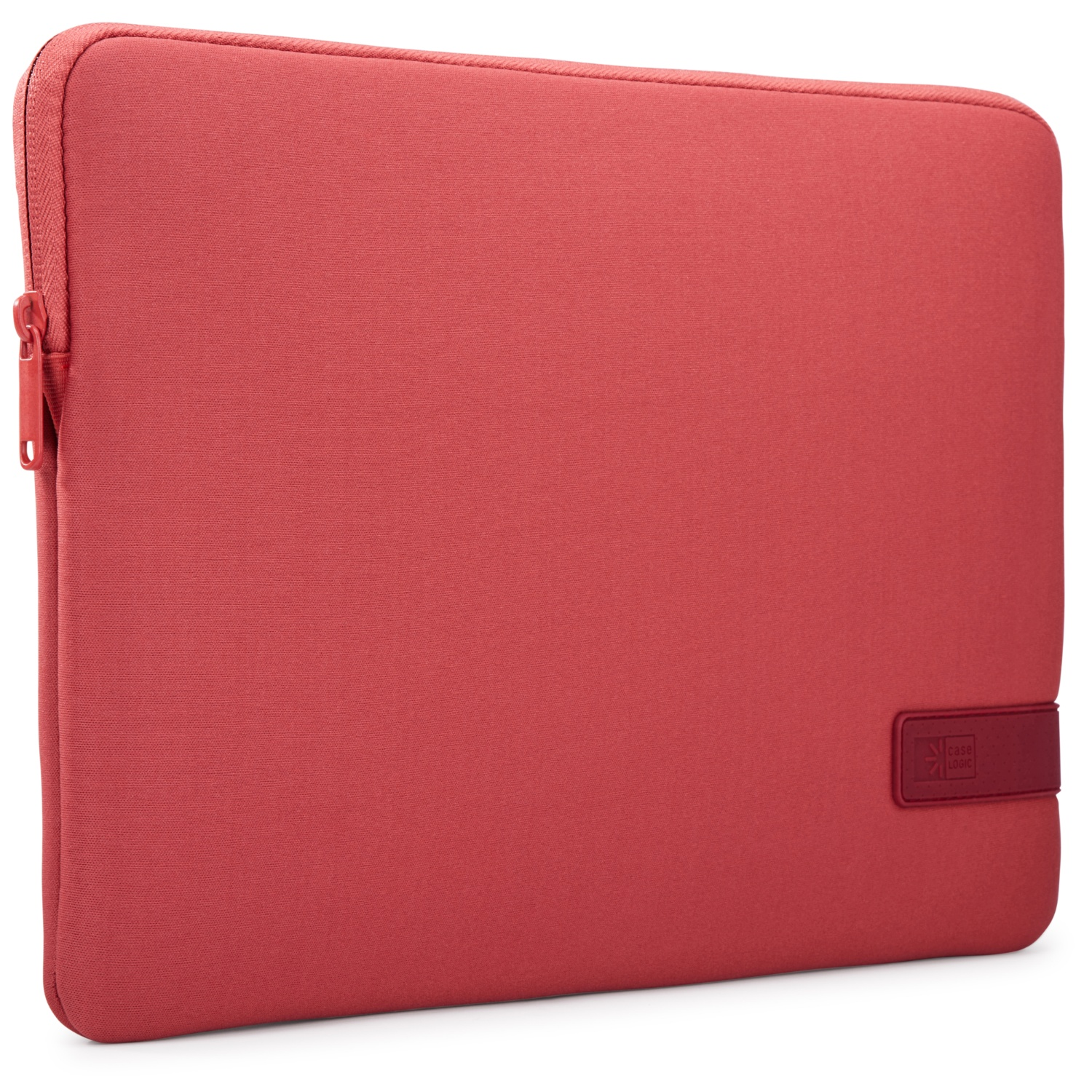 Een rode laptoptas met een rits. Het Case Logic-logo is zichtbaar op een bandje.