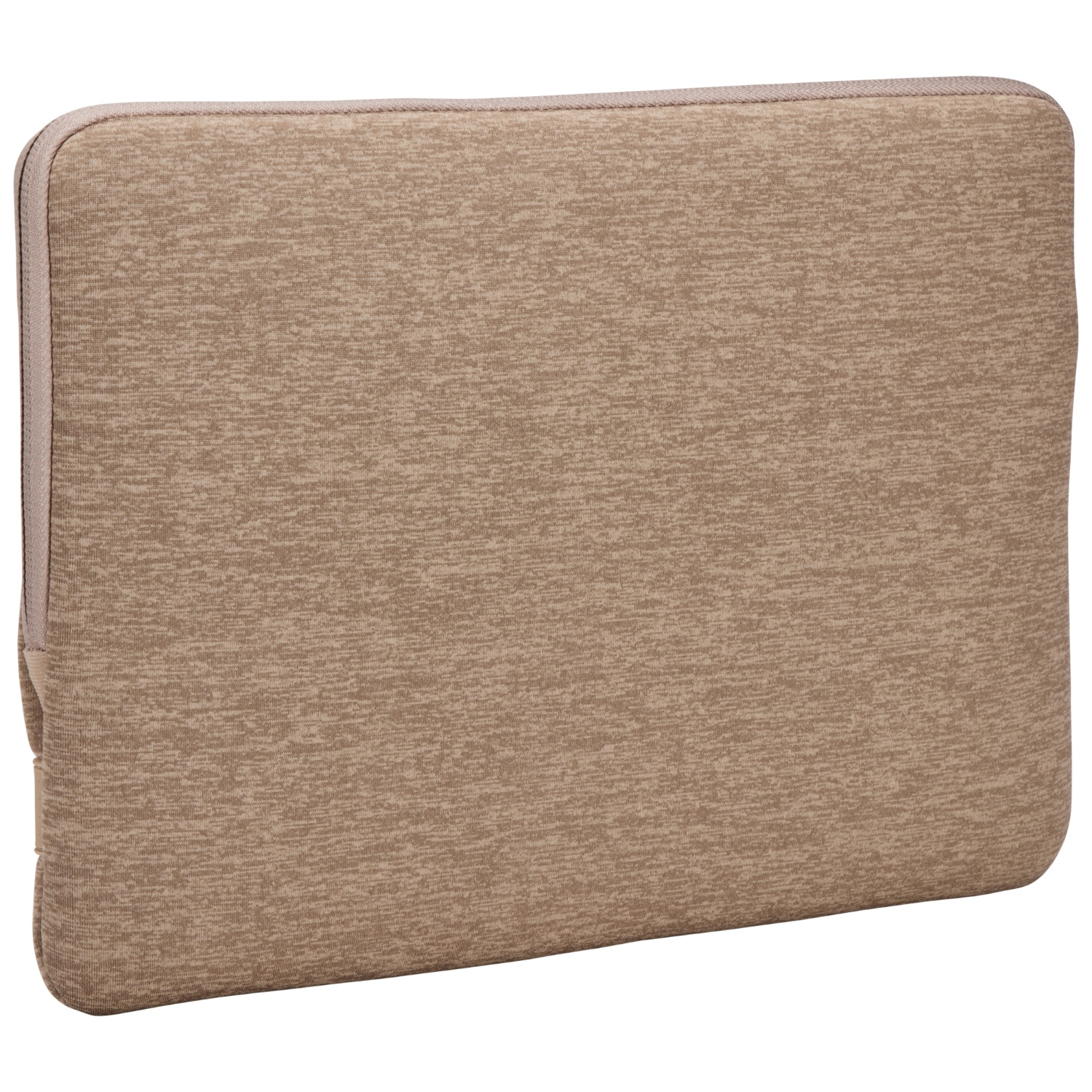 Een beige laptoptas op een witte achtergrond. Het heeft een rits en een getextureerde stof. De randen zijn afgerond.