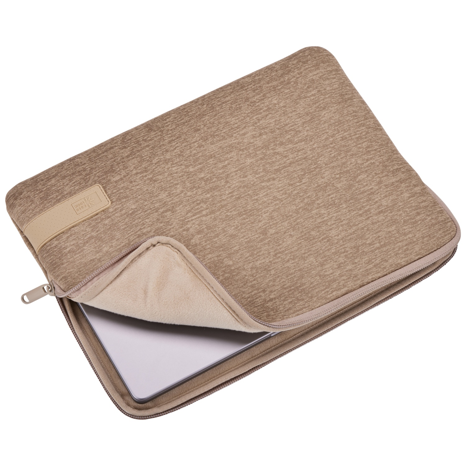 Beige laptophouder, gedeeltelijk open, onthult een zilveren laptop. Een Case Logic label is zichtbaar. De achtergrond is wit.