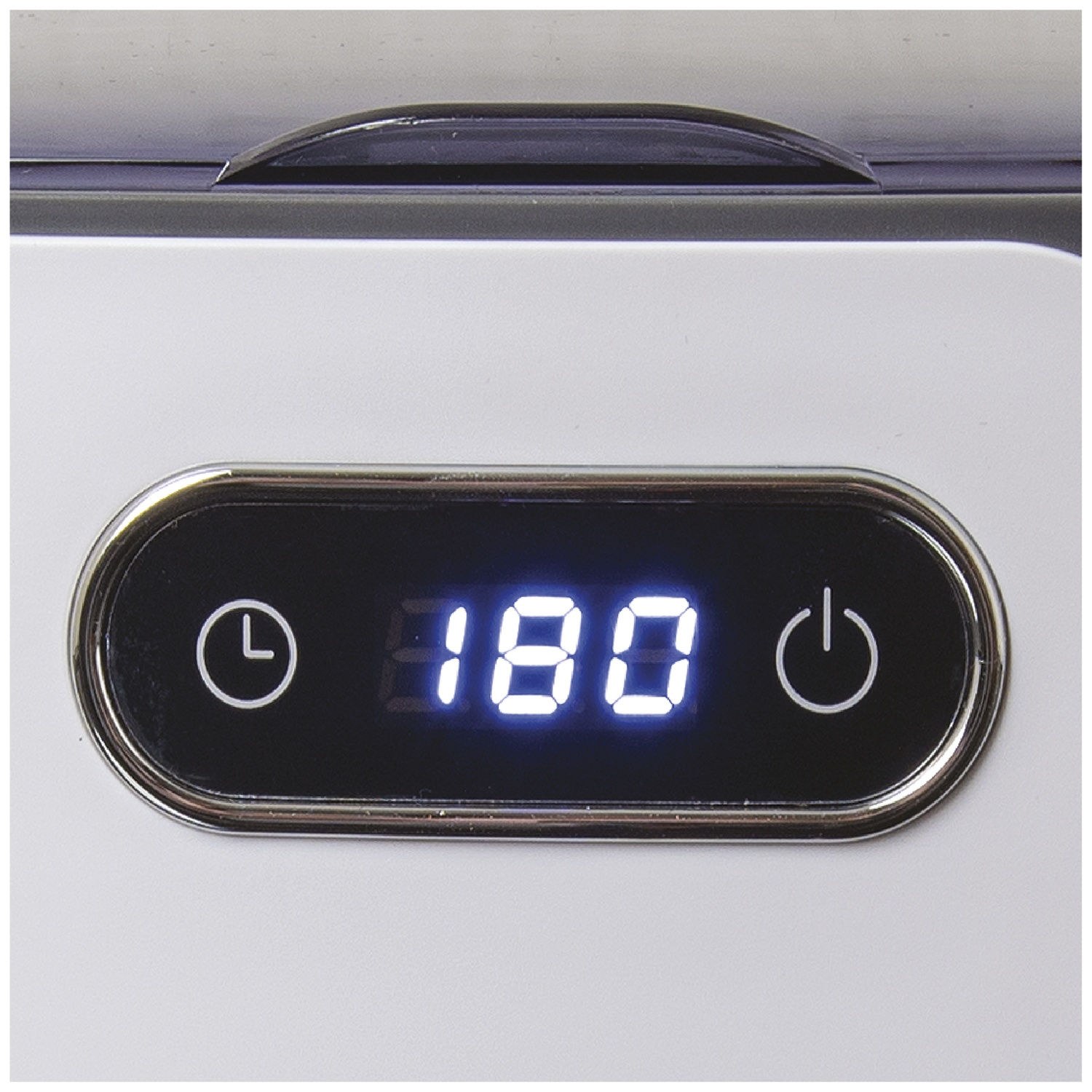 Close-up van een digitaal display met '180' met timer- en stroomsymbolen. Het display staat op een wit oppervlak.
