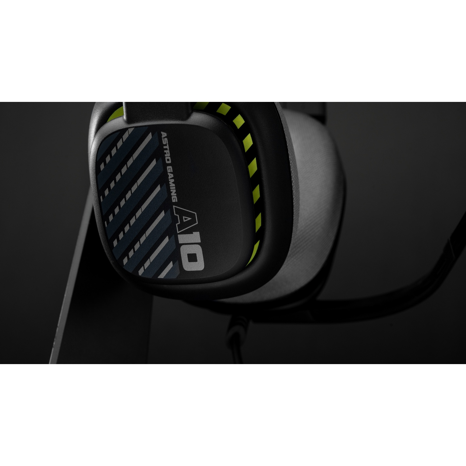 Primo piano di una cuffia da gioco Astro A10 nera. Ha strisce diagonali con la scritta 'ASTRO GAMING' e 'A10' sul lato.