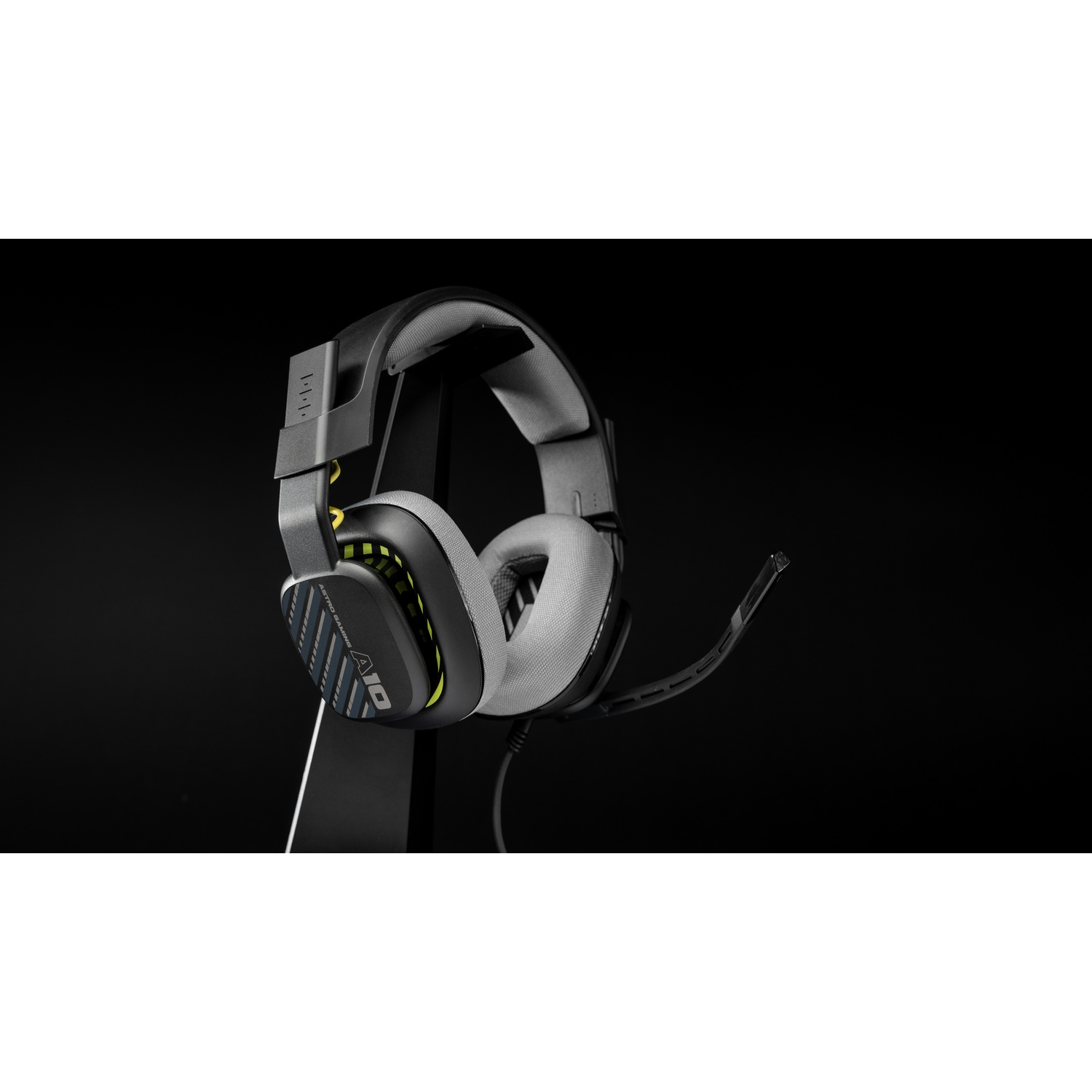Cuffie da gioco Astro A10 nere e grigie su supporto, sfondo nero. Sono visibili dettagli gialli.