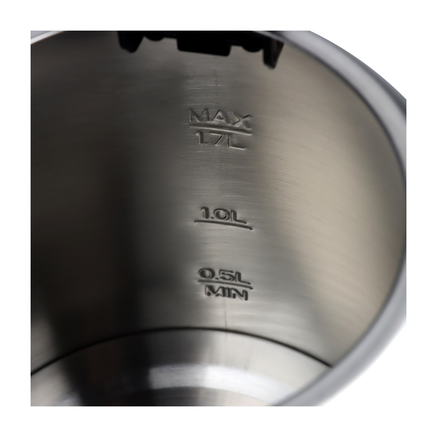 Interno di un bollitore in acciaio inossidabile. Gli indicatori del livello dell'acqua mostrano MAX 1,7L, 1,0L e 0,5L MIN.
