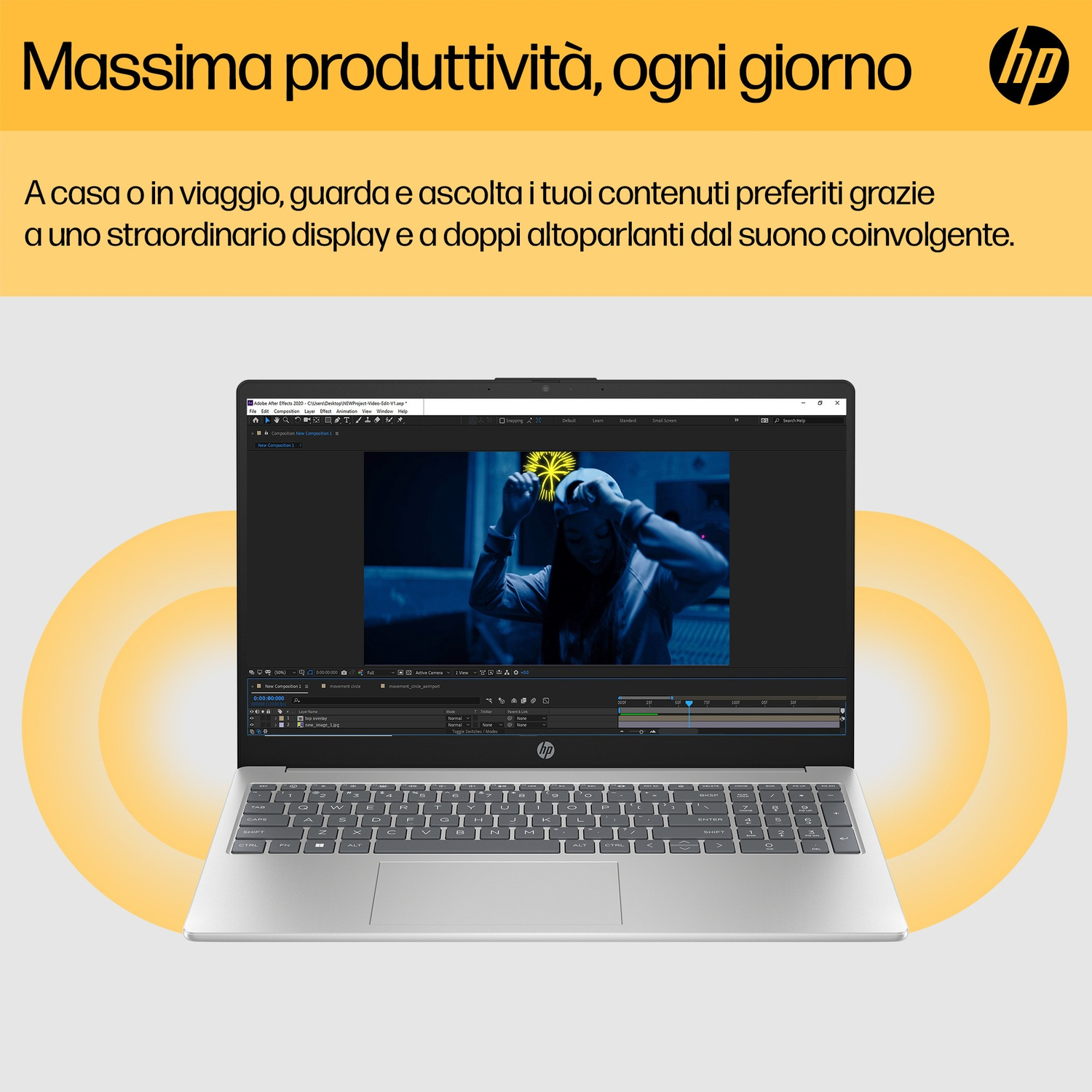 Laptop con schermo che mostra un software di editing video. Lo sfondo ha una sfumatura arancione.