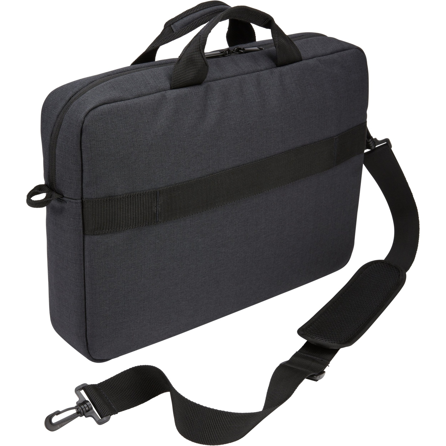 Een zwarte laptoptas met schouderriem. Hij heeft een handvat aan de bovenkant en een zwarte riem in het midden. De achtergrond is wit.