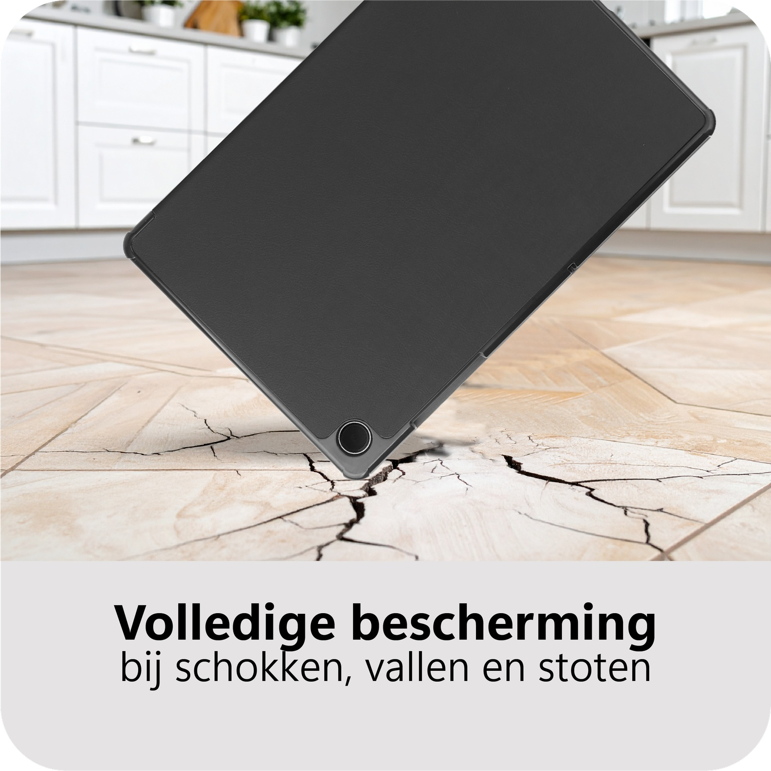 Een zwarte tablethoes lijkt op een betegelde vloer te zijn gevallen. De vloer heeft scheuren. Witte kasten staan op de achtergrond.