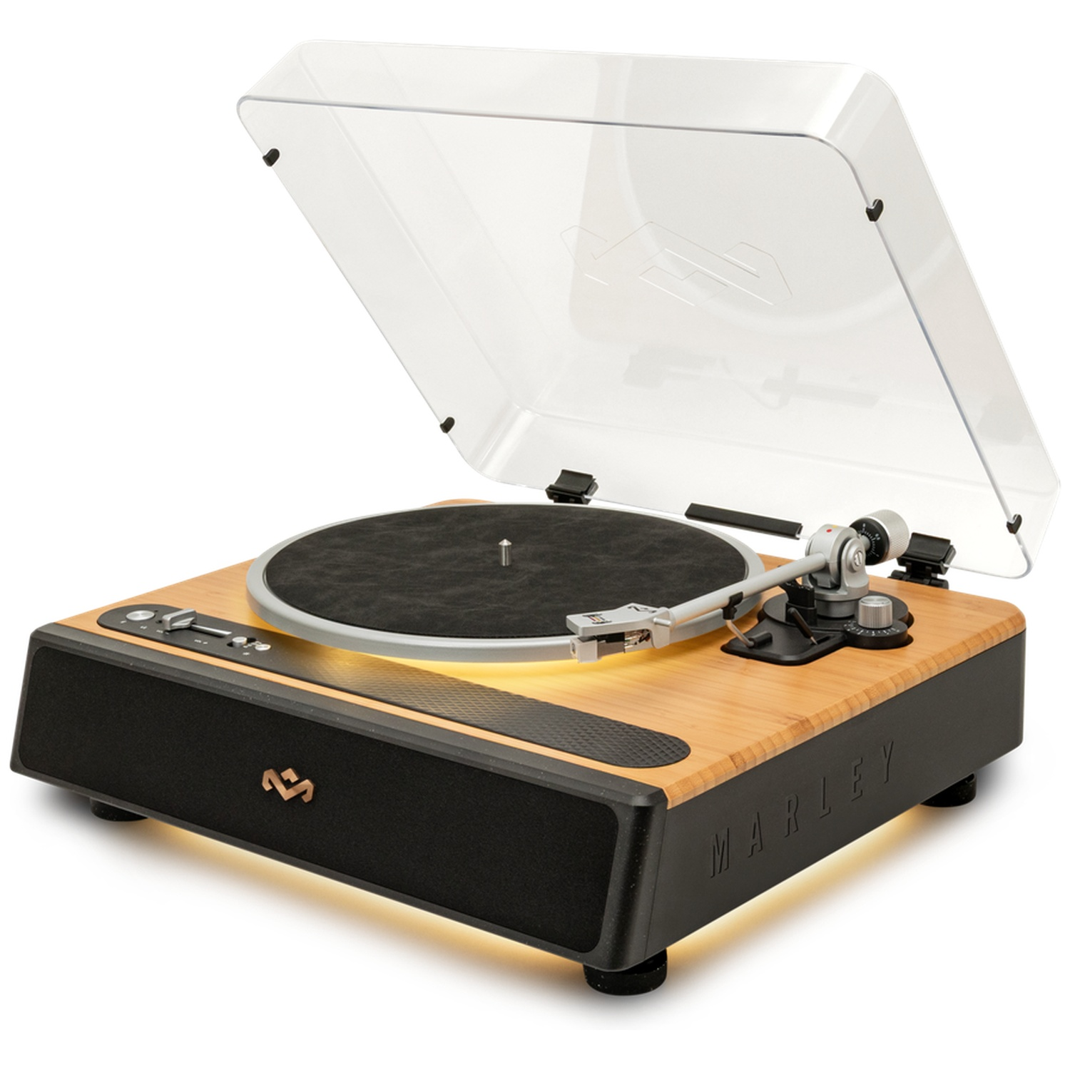 Une platine vinyle en bois avec un couvercle transparent. Le plateau est noir avec un bras argenté. La base est noire avec 'MARLEY'.
