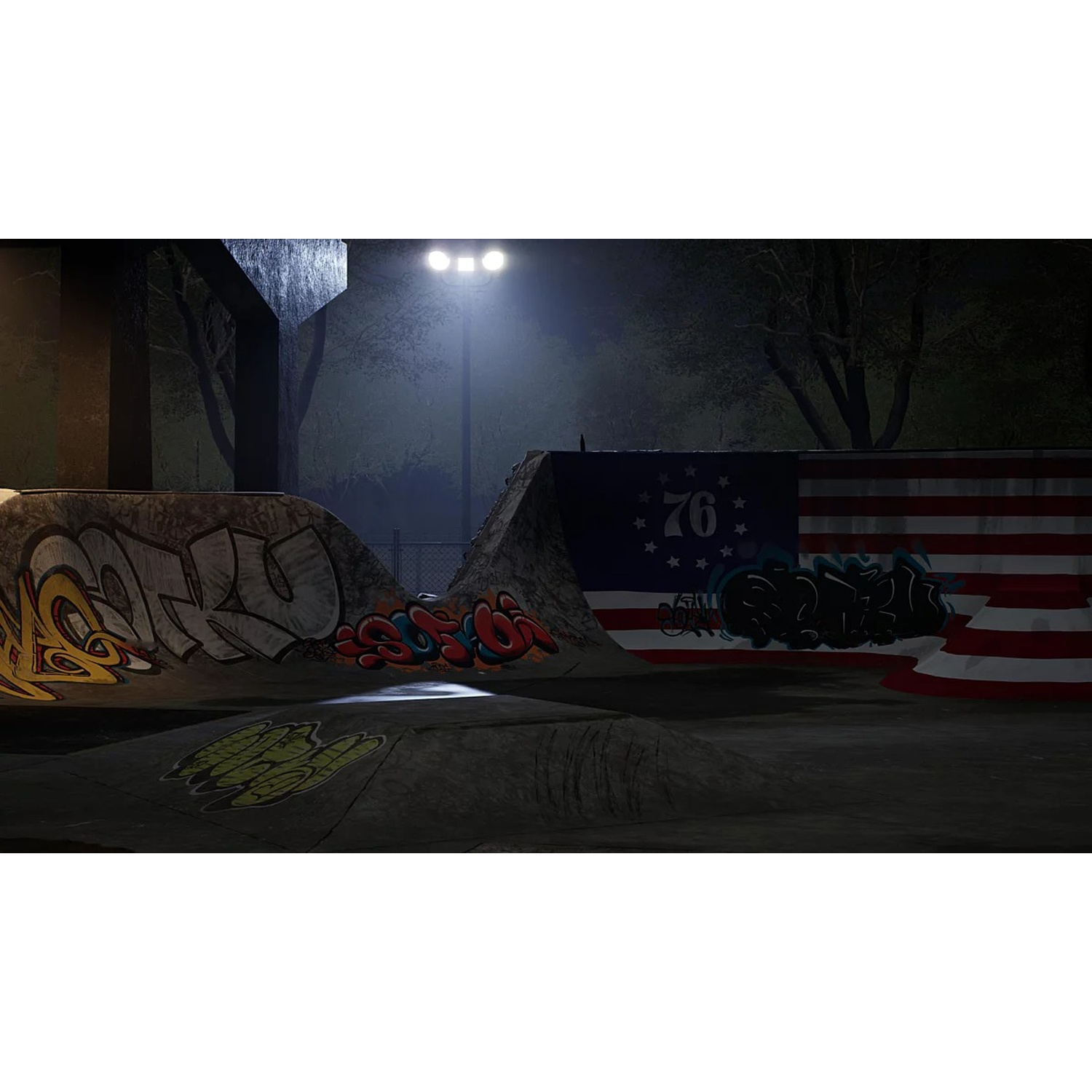 Een skatepark 's nachts met graffiti op hellingen. Amerikaanse vlag en '76' zijn op een muur geschilderd. Een helder licht verlicht de scène.