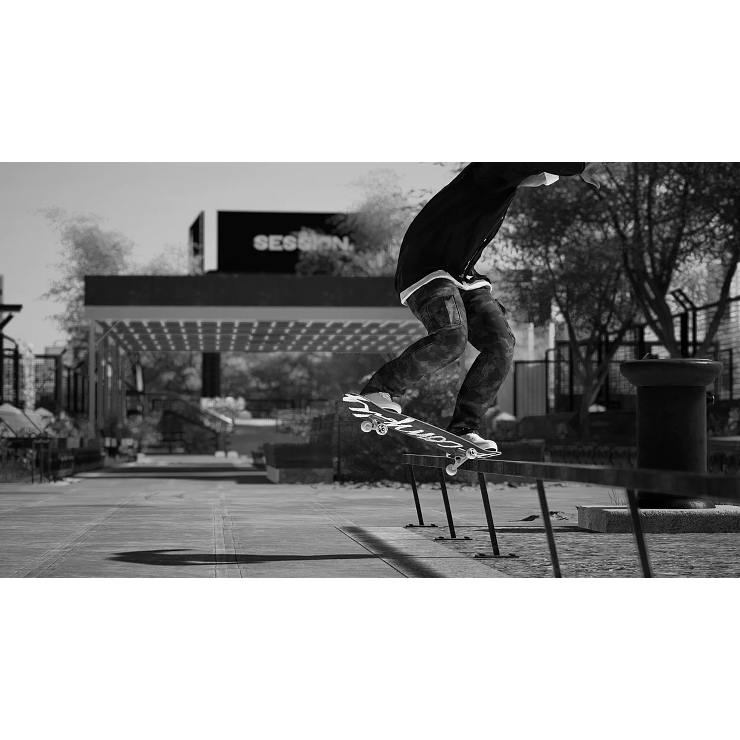 Een skateboarder in de lucht boven een rail. De scène is in zwart-wit, met een gebouw met 'Session' op de achtergrond.