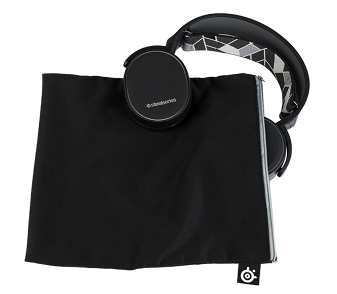 Czarne słuchawki z geometrycznym wzorem na pałąku spoczywają na czarnym etui. Etui ma logo steelseries.