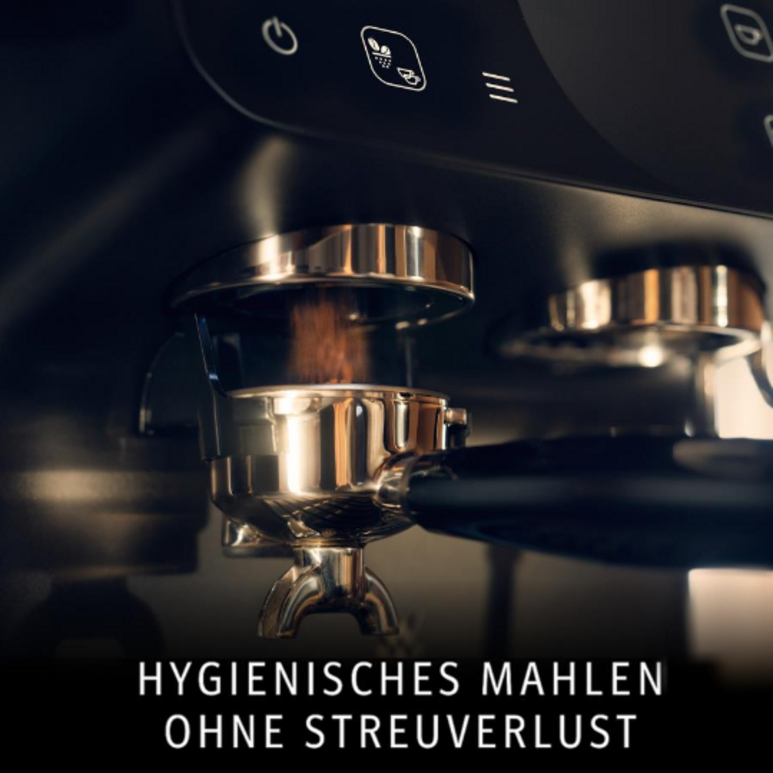 Nahaufnahme einer Kaffeemaschine mit glänzenden Metallteilen. Kaffeepulver füllt den Siebträger. Schwarzer Hintergrund mit Details.