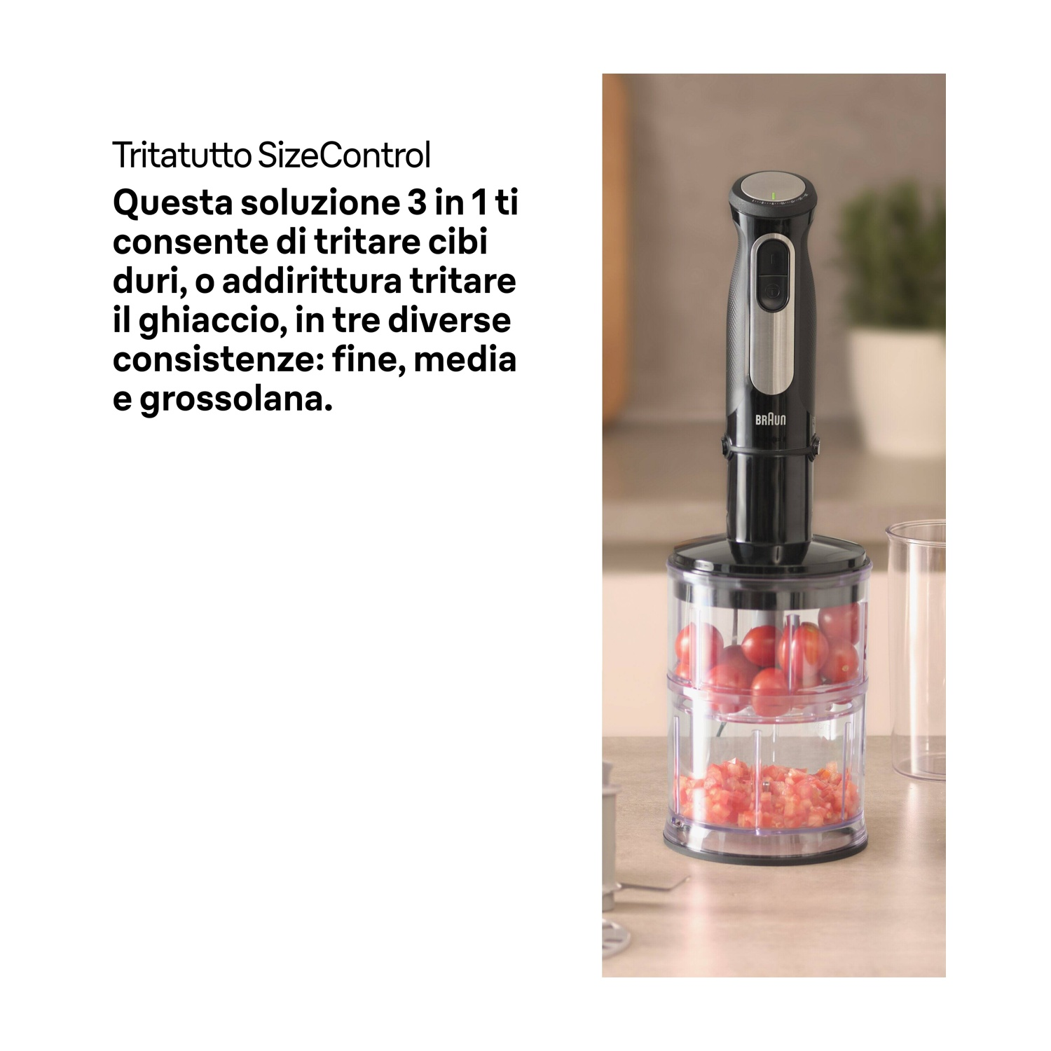 Un frullatore a immersione Braun con un contenitore trasparente. Si vedono pomodori tritati e interi. Il frullatore è su una superficie di legno.