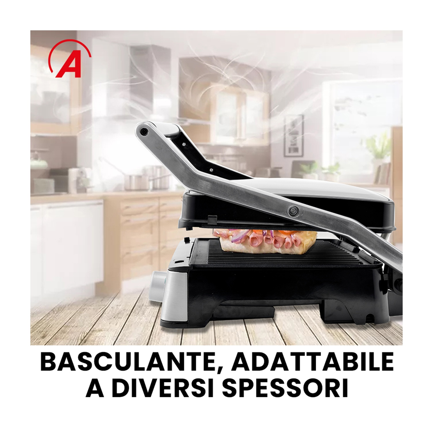 Una piastra per sandwich con un panino dentro. Su superficie in legno. Cucina sullo sfondo. Testo: 'BASCULANTE, ADATTABILE A DIVERSI SPESSORI'.