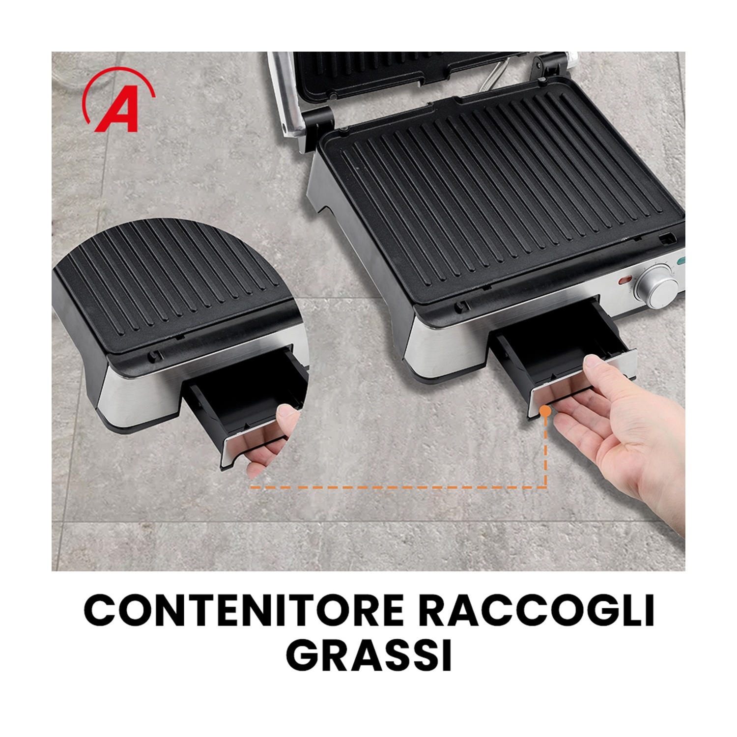 Una griglia aperta con superficie di cottura nera. Una mano estrae un vassoio raccogli grasso. Testo sotto: 'CONTENITORE RACCOGLI GRASSI'.