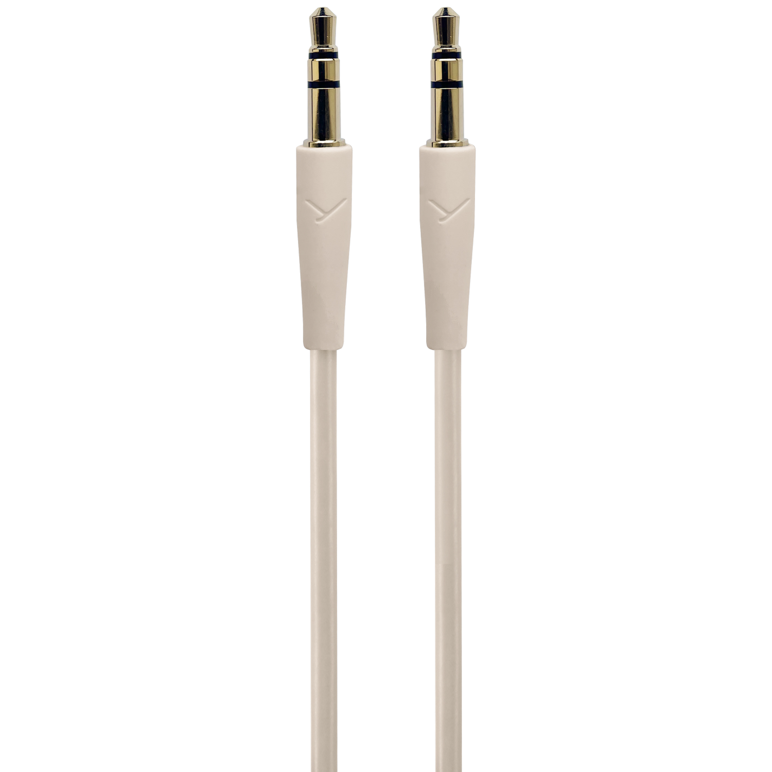 Twee beige audiokabels met goudkleurige connectoren op een witte achtergrond. De kabels zijn parallel, gecentreerd en geïsoleerd.