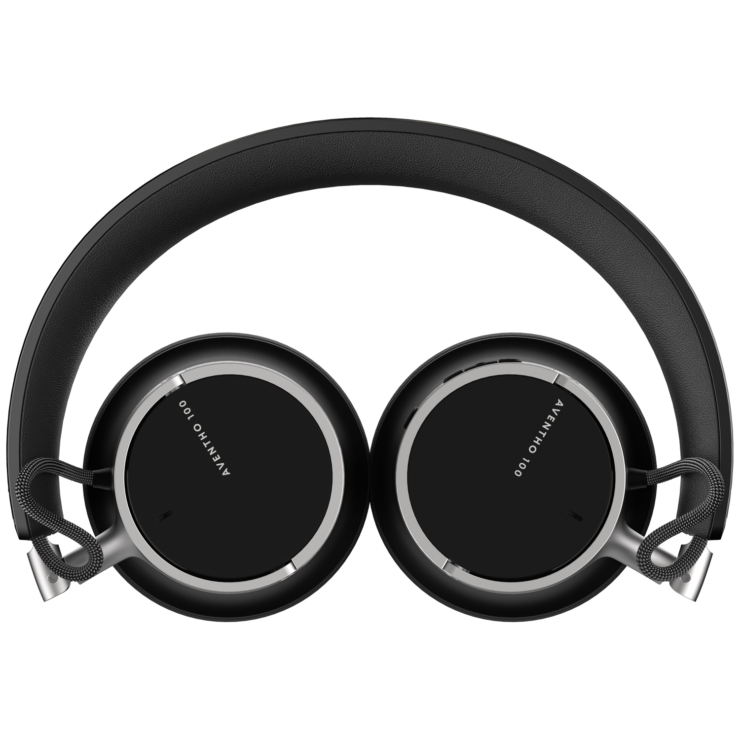 Over-ear hoofdtelefoon op witte achtergrond. Zwarte oorschelpen met zilveren randen. Hoofdband is zwart leer. Gevlochten kabel verbindt cups.