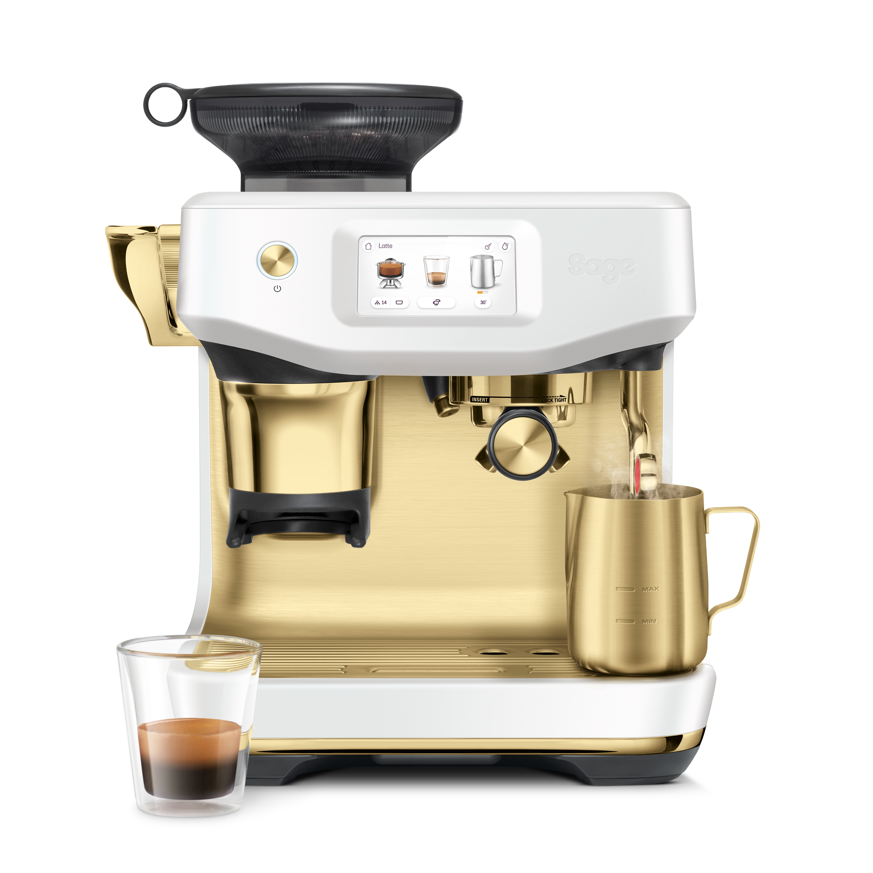 Gold-weiße Espressomaschine mit einem Glas Espresso und einem Milchaufschäumkännchen. Dampf steigt aus dem Krug auf.
