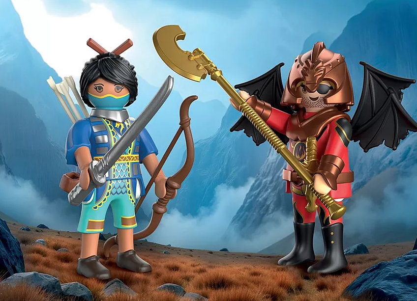 Zwei Spielfiguren: ein blauer Ninja mit Schwert und Bogen, gegenüber einer rot gepanzerten Figur mit goldener Axt und Drachenflügeln.
