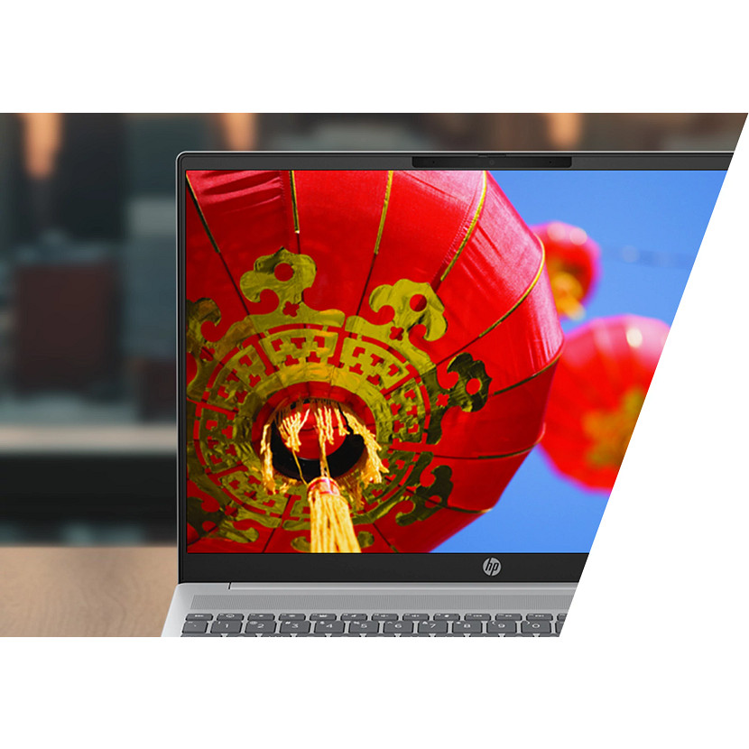 Ekran laptopa z czerwoną chińską latarnią ze złotymi detalami, tło błękitnego nieba. Logo HP na dole.