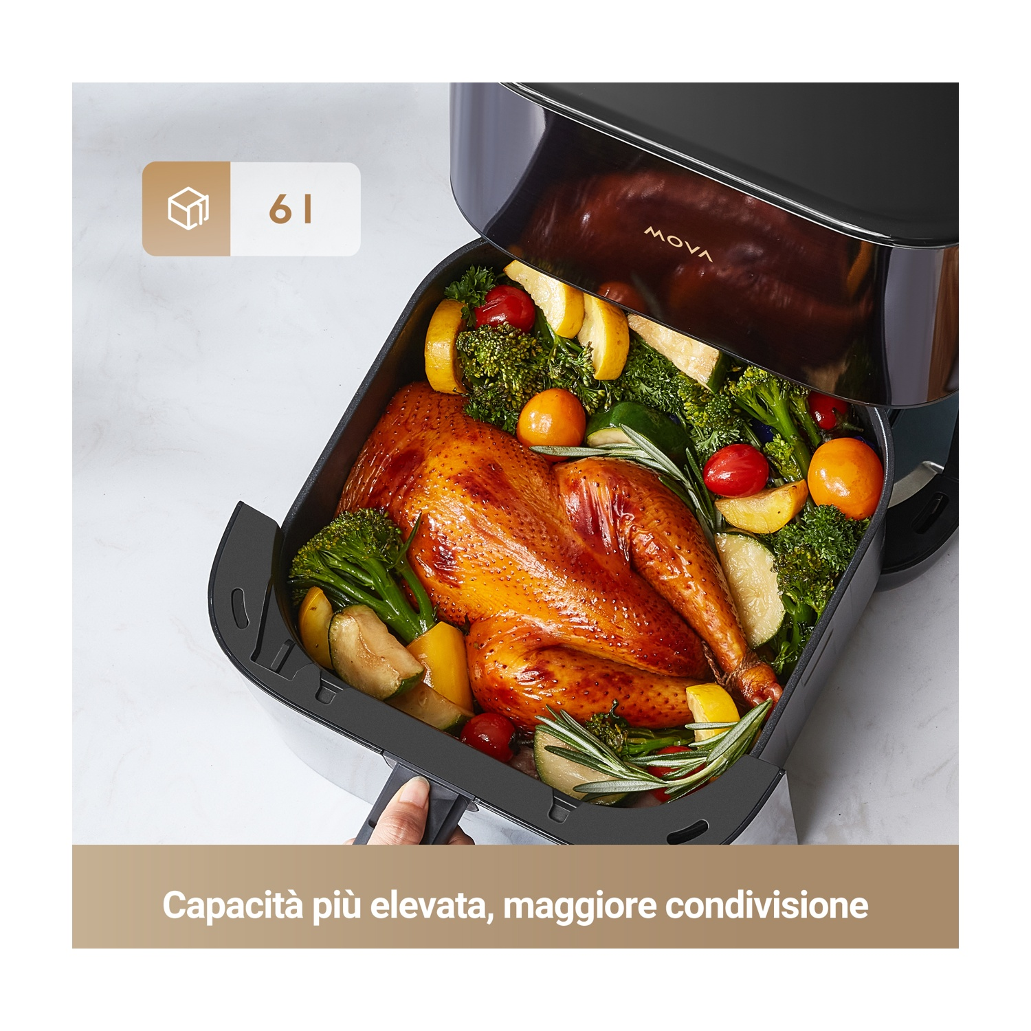 Una friggitrice ad aria con pollo arrosto e verdure all'interno. Il coperchio è aperto. Testo: 'Maggiore capacità, maggiore condivisione'.