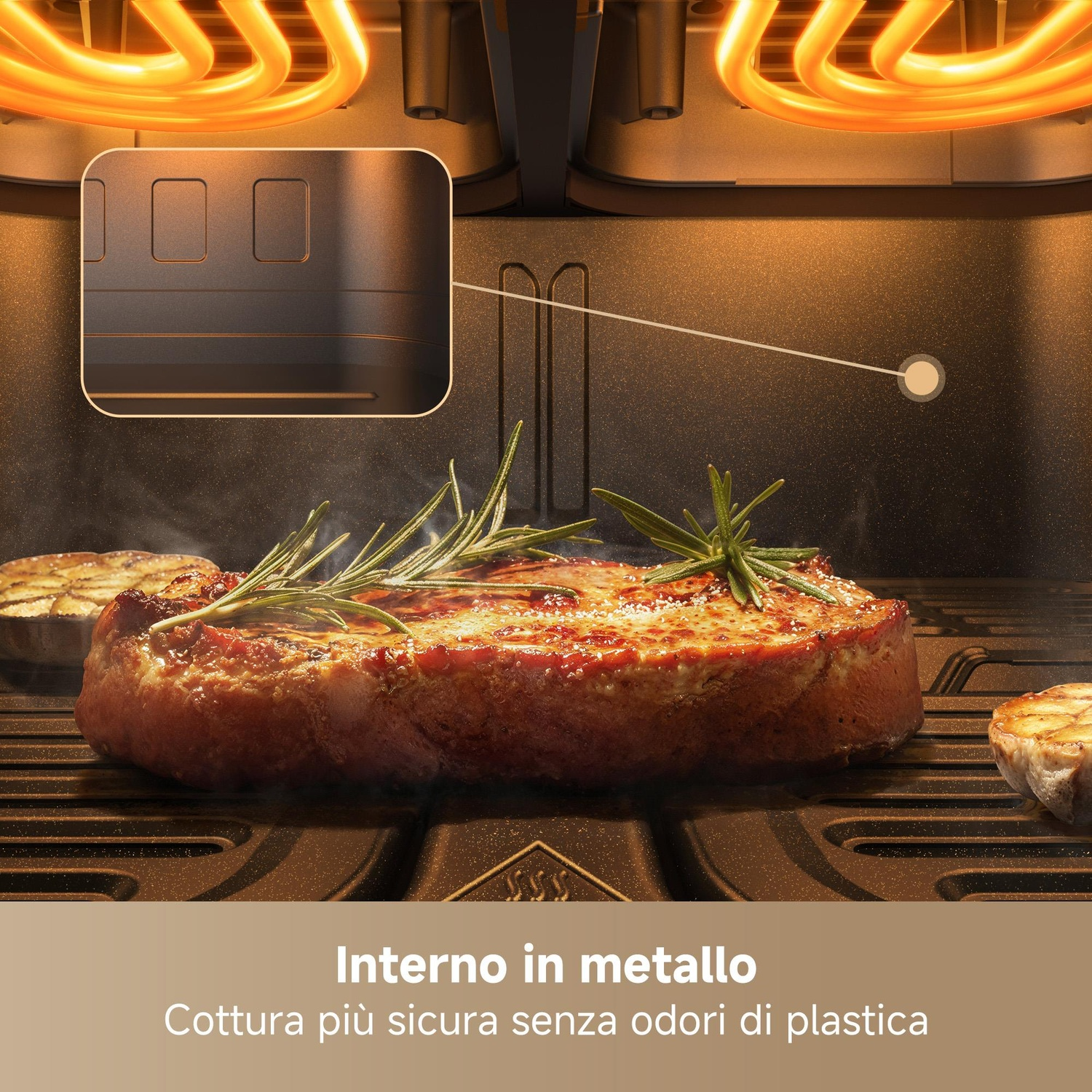 Una bistecca con rosmarino è all'interno di una griglia. La griglia ha elementi riscaldanti e alcuni lati cotti. L'interno è in metallo.