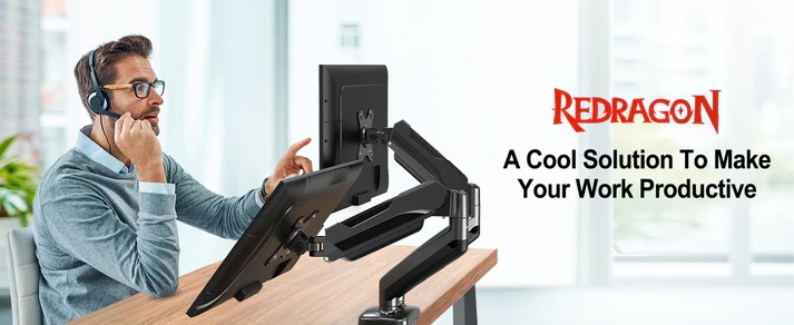 Mężczyzna z zestawem słuchawkowym przy biurku, patrzący na monitor. Czarne ramię monitora. Logo i tekst Redragon: Fajne rozwiązanie, aby Twoja praca była produktywna.