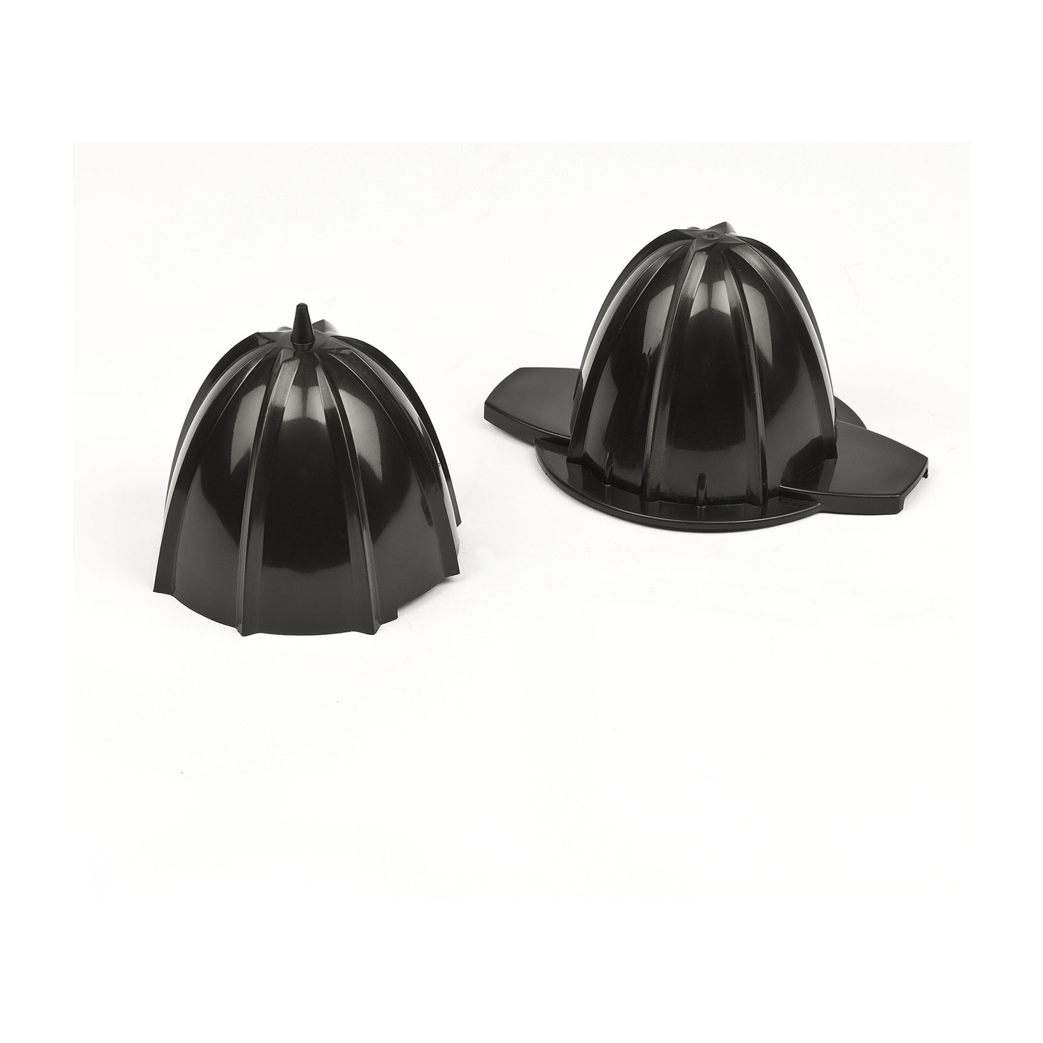 Due parti in plastica nera di uno spremiagrumi, una con base e una senza, su sfondo bianco. Entrambe hanno un design a coste.